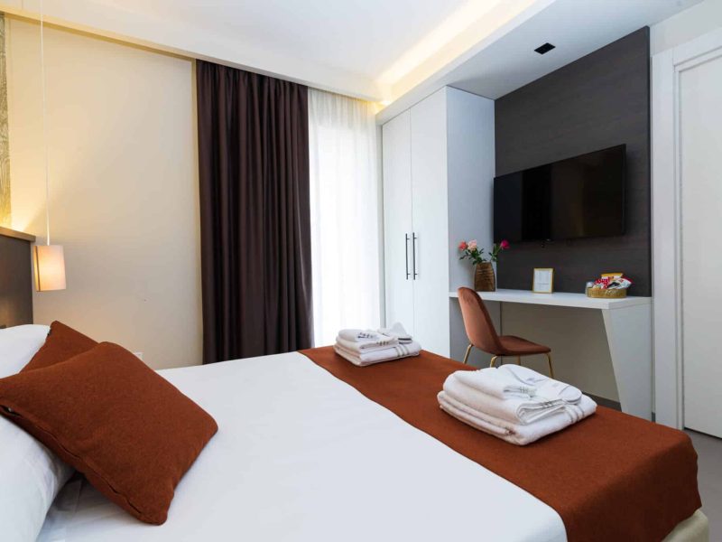 letto-camera-matrimoniale-con-terrazzo-dimora-delle-rose-agriresort.7