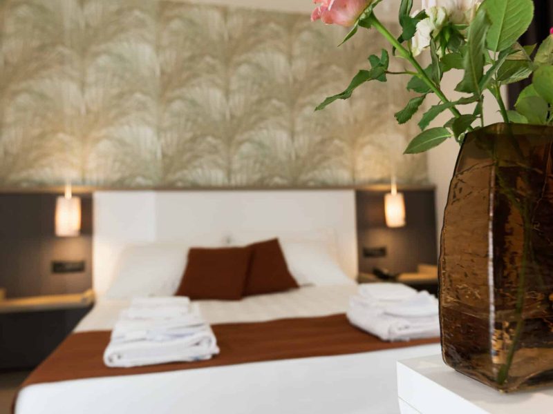 letto-camera-matrimoniale-con-terrazzo-dimora-delle-rose-agriresort.3