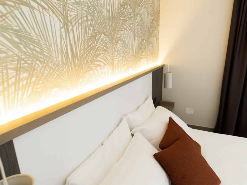 letto-camera-matrimoniale-con-terrazzo-dimora-delle-rose-agriresort..2