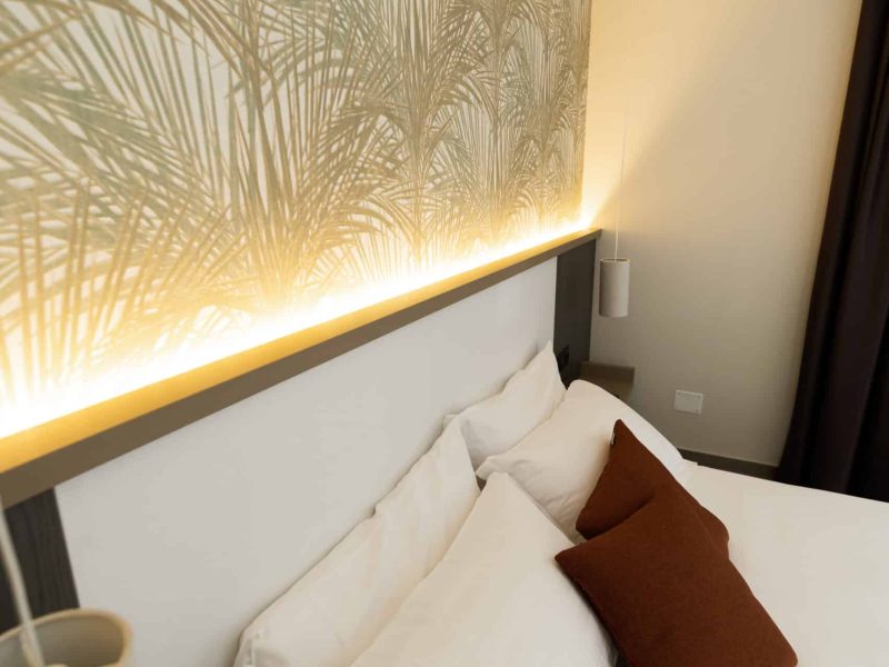 letto-camera-matrimoniale-con-terrazzo-dimora-delle-rose-agriresort.