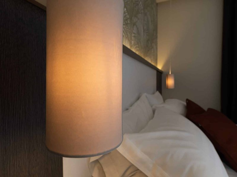 lampada-camer-matrimoniale-con-balcone